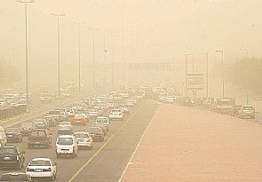 الغبار يلف البلاد،تحذيرات من تقلبات الطقس ، وتوقف الملاحة البحرية