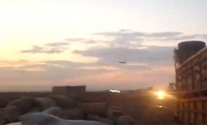 بالفيديو.. ناشطون سوريون يبثون تسجيلا لما قالوا انه طائرة “داعشية” تهبط في مطار كشيش بحلب