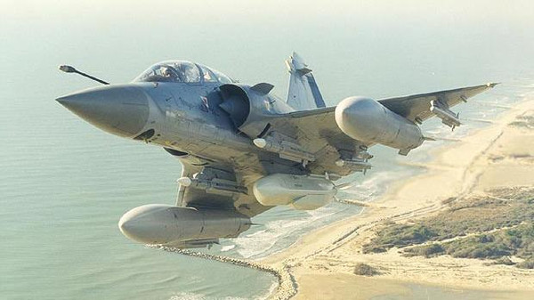 فرنسا تنوي نشر مقاتلاتها في الأردن أو الكويت