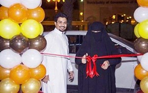 صورة: سعودي يفاجئ والدته باختيارها لقص شريط افتتاح مشروعه التجاري عرفاناً بجميلها