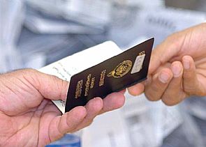 نبيل الفضل في اقتراح :الجنسية لـ ‘البدون المُبلغ’ بدلاً من ‘الكويتي المزدوج’ بعد سحبها