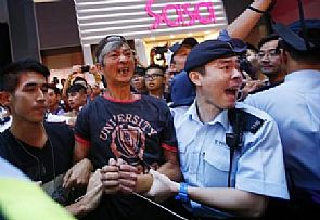 المحتجون في ‘هونغ كونغ’ يستسلمون