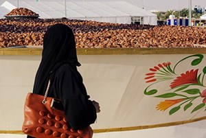 كاتبة أميركية: أتمنى العيش في السعودية من أجل الأذان والتمر