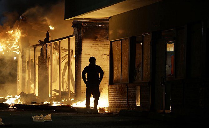 بالصور…اشتعلت في أمريكا:مواجهات عنيفة واعتقالات وحرائق بعد تبرئة ضابط قتل شاباً أسود