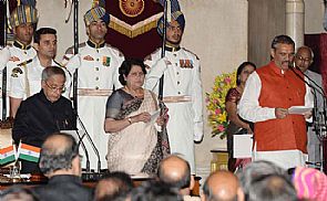 من سباك بالسعودية إلى وزير في الهند