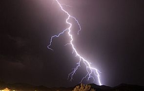 صاعقة رعدية تغرق لبنان في ظلام دامس