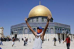 الفلسطينيون يقاومون المحتل
