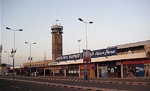 اليمن ينفي توقف حركة الطيران في مطار صنعاء