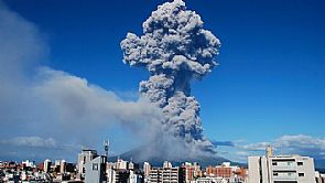 ثوران بركان في اليابان يعطل حركة النقل الجوي