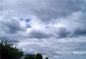 فرصة لأمطار متفرقة اليوم