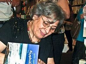 الموت يغيب الكاتبة المصرية رضوى عاشور