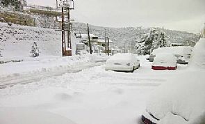 ثلوج لبنان تقطع الطرق وتغطي قمم الجبال