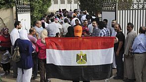 1500 مصري يحتجون أمام سفارتهم بالبلاد