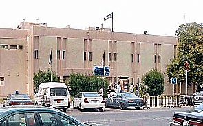 نحو 400 عامل حاولوا الاعتداء على مسؤول بشركة نقل