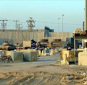 “إسرائيل” تغلق معبر بيت حانون عقب مواجهات مع فلسطين