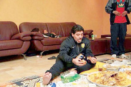 صورة: مارادونا.. يثير الجدل بـ«الكبسة».. والجماهير تسأل: ماذا فعلوا بك يا أسطورة ؟!