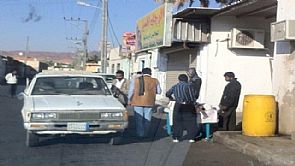 بالصور .. كرم من مدينة حائل السعودية:امرأة تضع مائدة طعام على الطريق ليأكل منها المارة