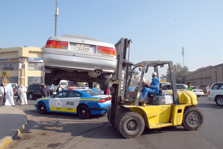 رفع 220 سيارة من «الشويخ الصناعية»