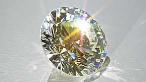 حجر ألماس روسي يباع بـ 1.8 مليون دولار