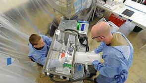 ناجون من ‘ايبولا’ في افريقيا يتبادلون تجاربهم عبر الهواتف