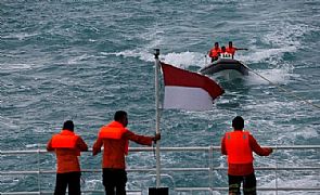 العثور على ‘الصندوق الأسود’ للطائرة الماليزية