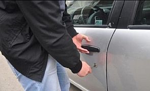 مجهول سلب مركبة هندي وترك سيارته المسروقة