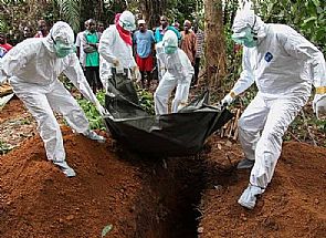 رئيس سيراليون يدعو لأسبوع من الصلاة والصوم على أمل انقشاع ‘الإيبولاً’ بعد 2700 حالة وفاة ببلاده