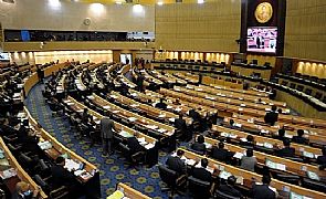 حظر عمل رئيس الوزراء التايلاندية السابقة بالسياسة