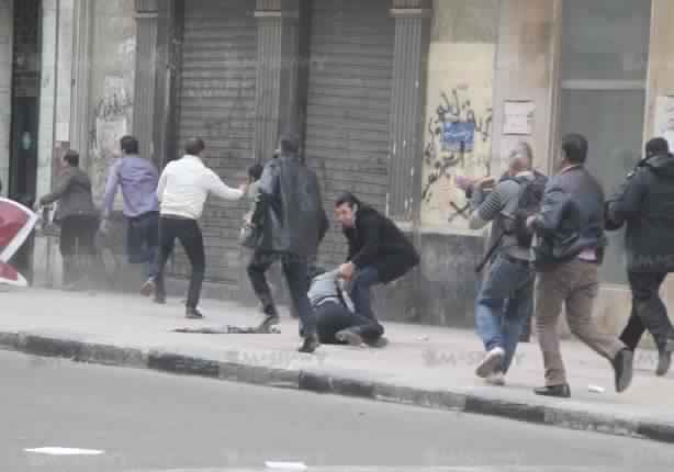 بالصور.. لحظة مقتل ”شيماء الصباغ” أول ضحايا الذكرى الرابعة لثورة 25 يناير