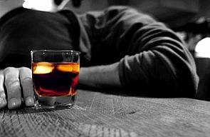 خمور محلية الصنع تقتل 12 في الهند