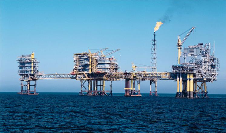النفط يتجه لأكبر خسارة سنوية منذ 2008
