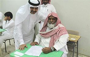 صورة .. سعودي خمسيني يؤدي اختبارات الثانوية