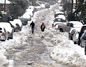 الاردن تتعرض لعاصفة ثلجية وإعلان حالة الطوارئ