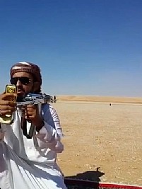 بالفيديو… سعوي عجيب يتحدى العالم ويصيب هدفه بالكاميرا