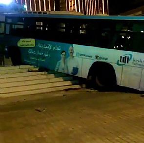 سرقة مركبة مواطن بالإكراه بالأحمدي، وباص يصطدم بوابة مجمع المثنى