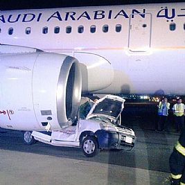 طائرة سعودية تصطدم بسيارة في مطار جدة