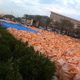 الكويت تدخل ‘غينيس’،جمعت 56 طن ملابس للشعب السوري في أقل من 24 ساعة