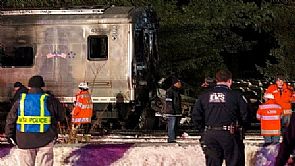 مقتل 7 باصطدام قطار بسيارة في نيويورك:12 مصاباً ، وإجلاء 750 شخصاً على متن القطار