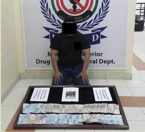 ضبط «بدون» بحوزته 750 جرام «حشيش» ومبالغ مالية