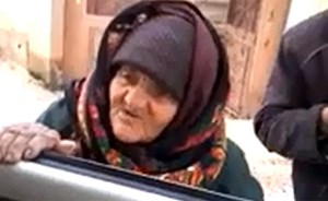 فيديو مسنة سورية في أرذل العمر تلقن مسلحي (داعش) درساً لن ينسوه