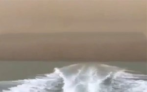 بالفيديو.. لحظات مرعبة لكويتي في عرض البحر يهرب بـ”الطراد” من العاصفة الترابية بسرعة خيالية