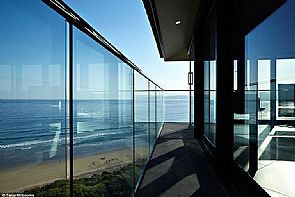 منزل عائم على إرتفاع 40 متراً فوق البحر