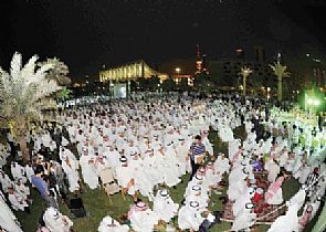 اعتصام حاشد بساحة الإرادة .. الليلة,رجال الداخلية والبلدية يزيلون الكراسي الموجودة، والقوات الخاصة تتمركز