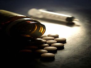 مواطن الى الجنائية بسلاح وذخيرة وخمر وألف دينار