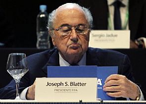 بلاتر يبحث اقامة كأس العالم 2022 بنوفمبر في قطر