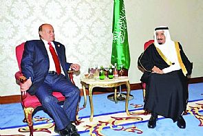 الملك سلمان يعود إلى الرياض برفقة الرئيس اليمني