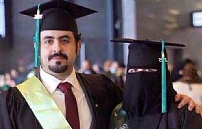 سعودية ونجلها يحتفلان بتخرجهما من جامعة لندنية