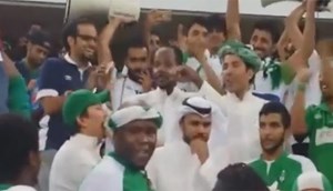 بالفيديو.. جمهور “الاهلي السعودي” يزفون عريساً في المدرجات