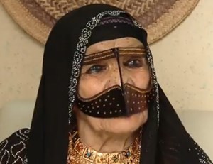 أكبر معمّرة إماراتية تخطت الـ 100.. “الجدة” عائشة الحبسي 161 ولداً وحفيداً
