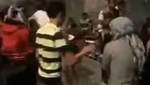 بالفيديو : يمني يرقص بـ”رشاش” ويقتل صديقه على أنغام “قانقنام ستايل”!